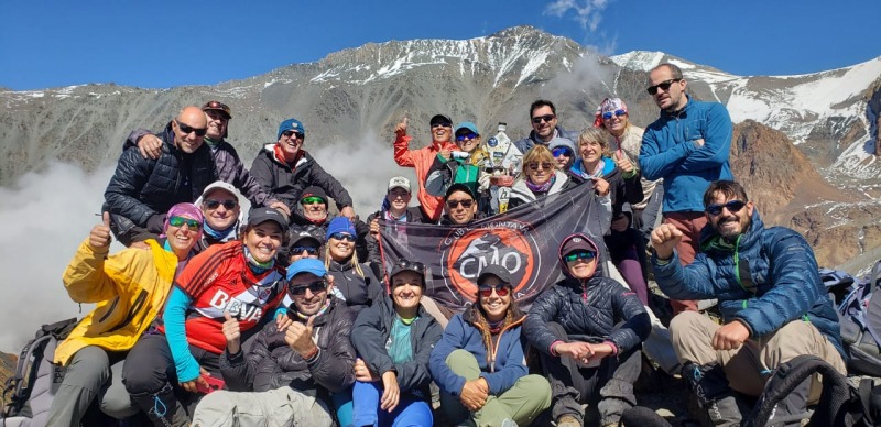 Olavarrienses escalaron el cerro Adolfo Calle en Mendoza